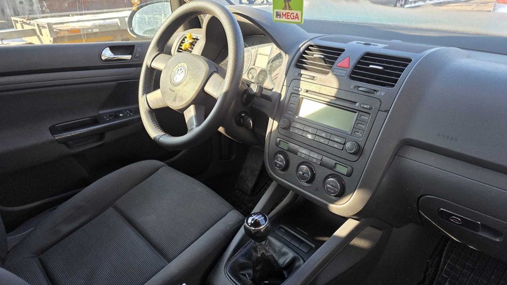 Volkswagen Golf V 1.6i 105 cp - usor avariat lovit spate