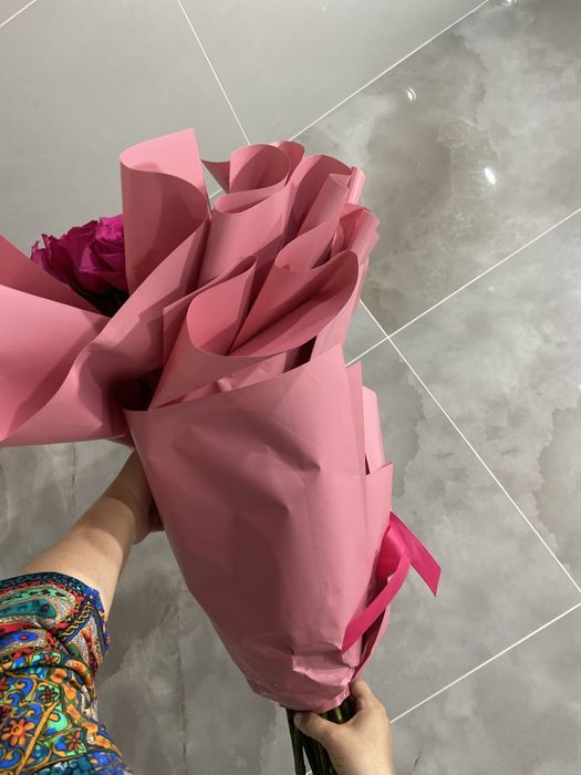 Метровые розовые розы срочно продаю