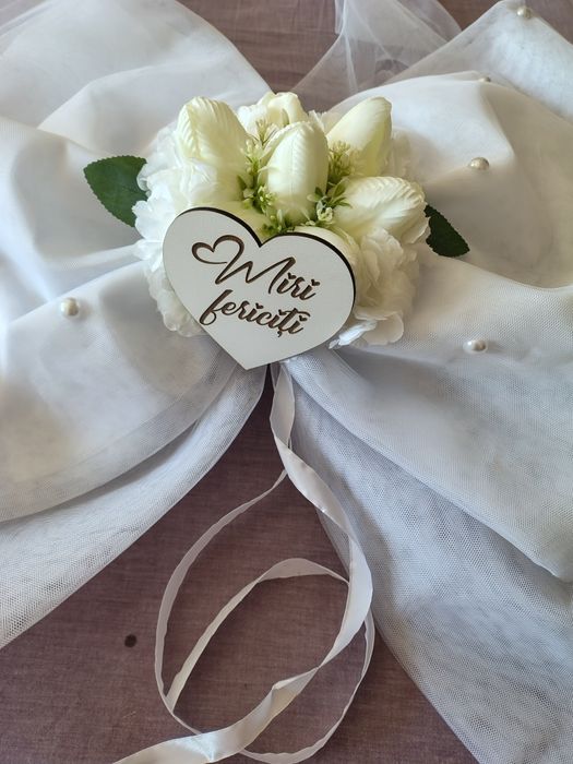 Vind funda mare ptr mașina de mireasă.