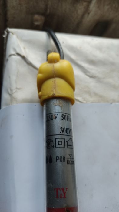 Продам  краску красный и градусник