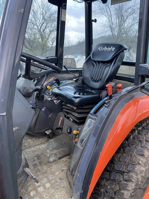 Трактор Kubota STV32 с оригинален челен товара