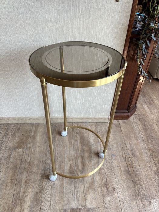 Висока масичка / цветарник на колелца