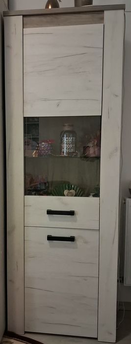 Vitrină living cu 6 rafturi si geam