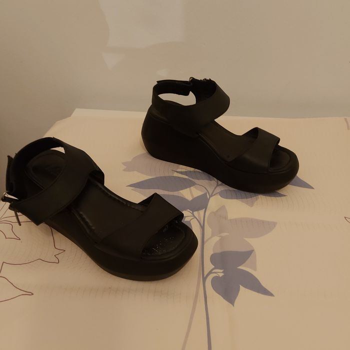 Vind sandale din piele , mărimea 37.