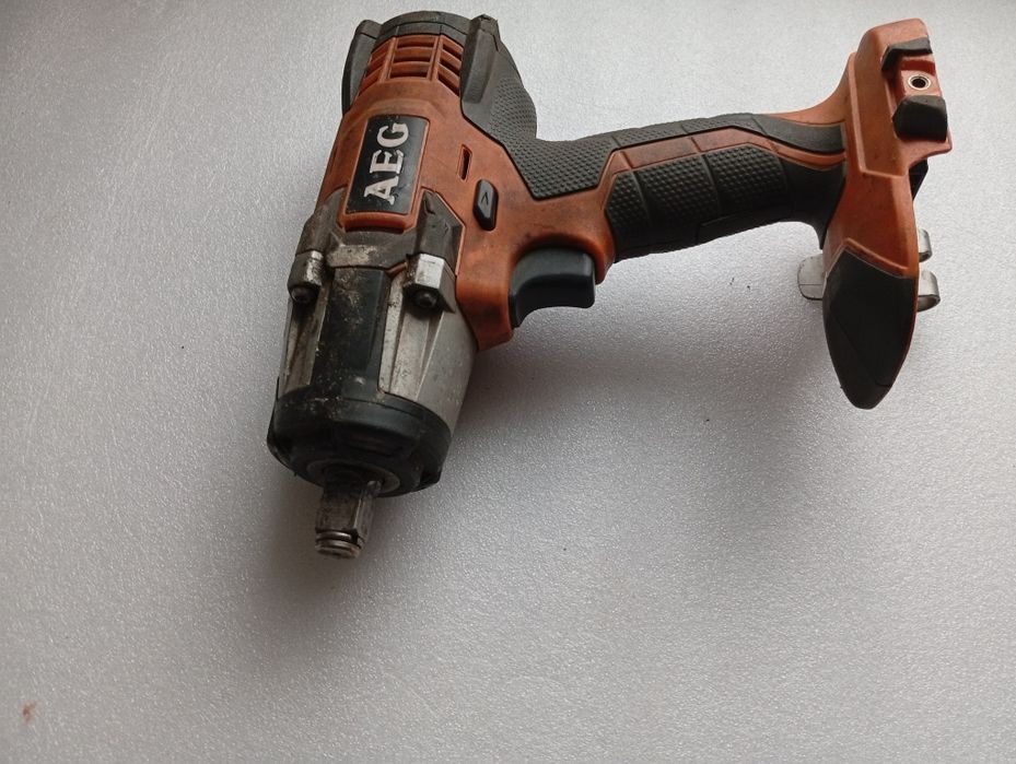Corp filetată AEG 18 v cu patrat