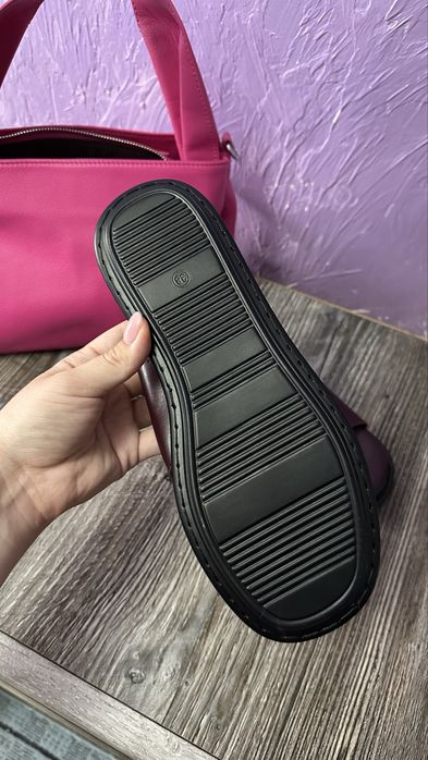 Продам новые босоножки 38 размер