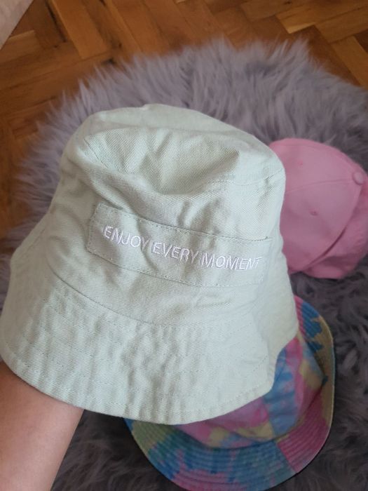 Лот от летни шапки