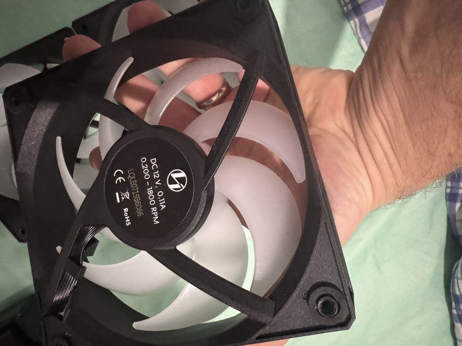 Ventilatoare argb reverse blade Lian li