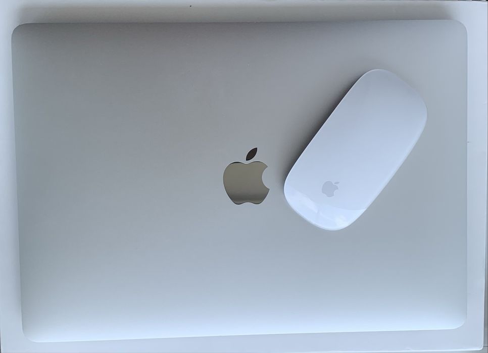 MacBook Pro 13” 2022 M2 | 8GB RAM | 512GB SSD | Touch Bar + Apple Magic Mouse