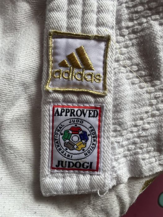 срочно продам кимано Adidas champion2