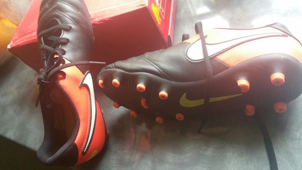 Ghete footbal Nike şi Adidas 37 şi 38 - vedeţi FOTO