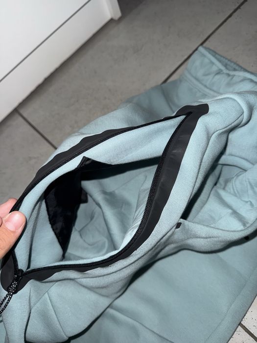 Оригинално долнище на tech fleece чисто ново е и го продавам защото не ми става