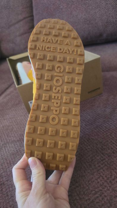 Нови дамски маратонки 39 номер.