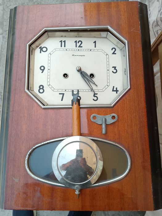 Соат 1975 йил ишлейди