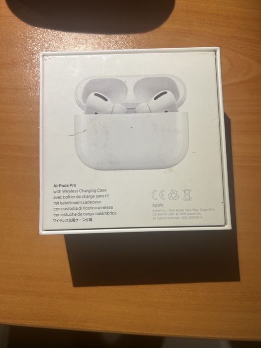 Продавам air pods pro оригинална една слушалка и кутия