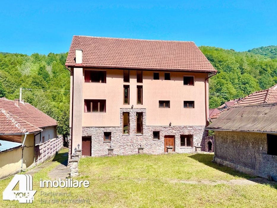 Clădire în Moneasa cu 9 camere: pensiune, azil bătrâni, casă vacanță