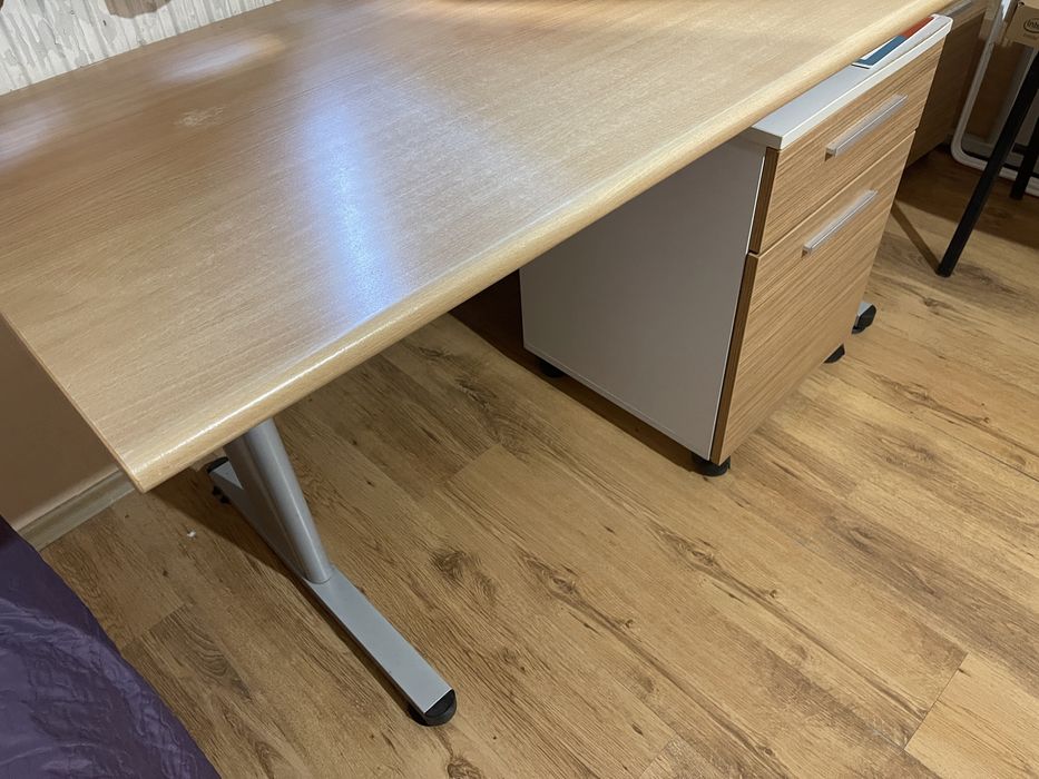 Дървено масивно бюро