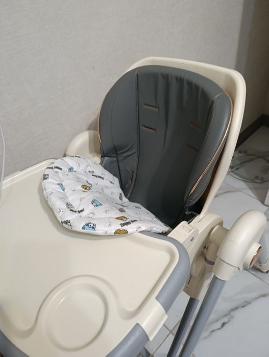 Детский стульчик для кормления ребенка
