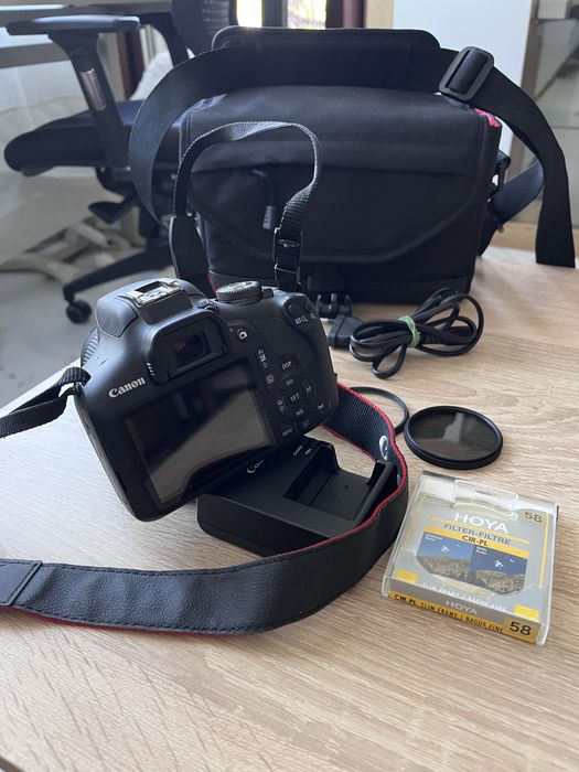 DSLR фотоапарат CANON EOS 2000D + чанта + 3 батерии + 2 зарядни + 2 филтъра