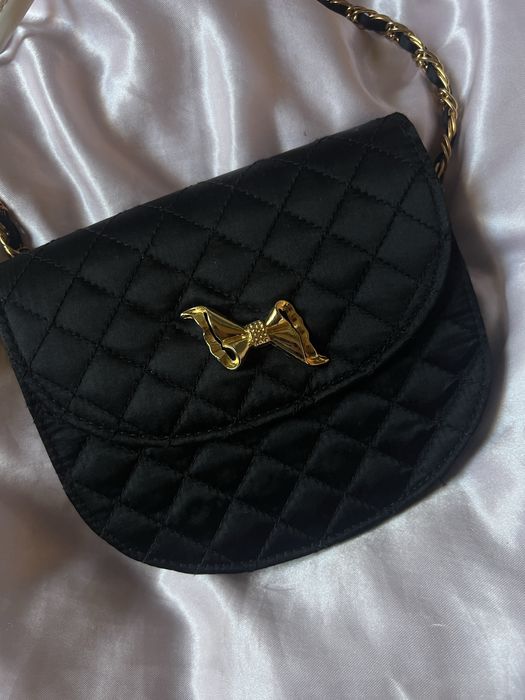 Малка черна чантичка