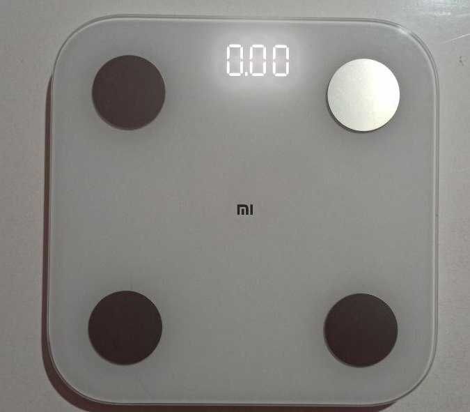 Умные весы Xiaomi Mi Body 2 измеряют 12 показателей тела