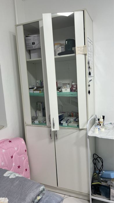 Продам шкаф со стеклянными дверцами