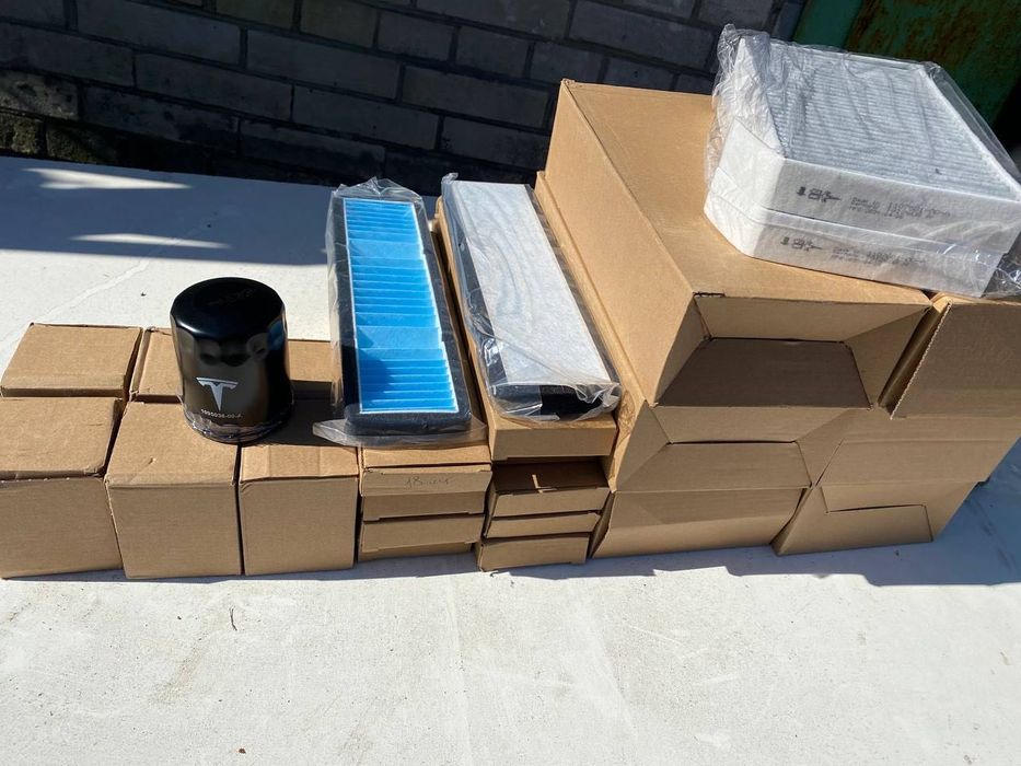 продавам резервни части за автомобили Tesla от всички модели