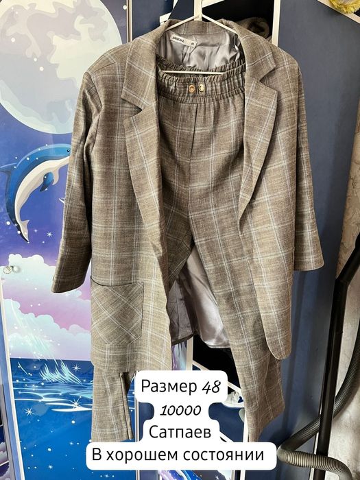 Продам костюмы и платья