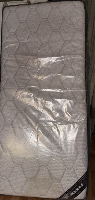 кровать и отдельный матрас