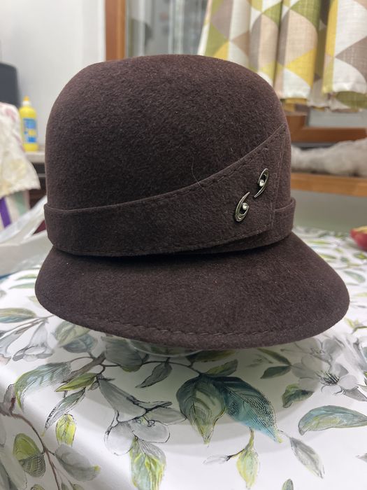 Фетровая шляпа коричневого цвета