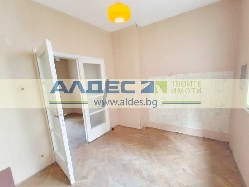 Продава се Тристаен апартамент в София, Център - 55 кв.м за 4521 €/кв.м - Снимка #2