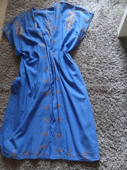 Kaftan/tunică din bumbac, albastru regal, broderie aurie – model deosebit