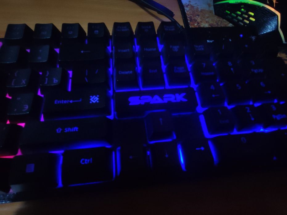 Продам клавиатуру с подсветкой