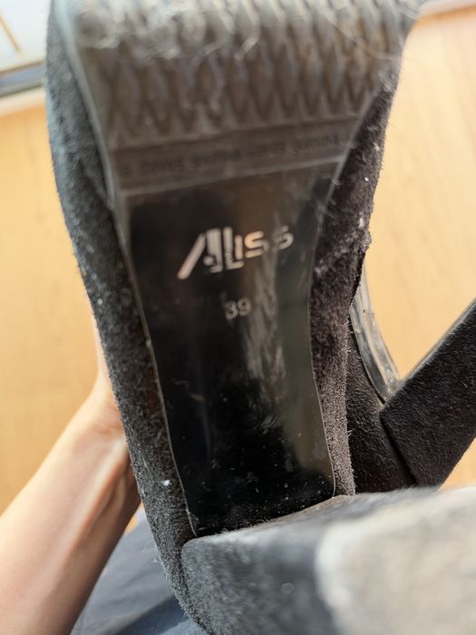 Vând cizme de piele întoarsă