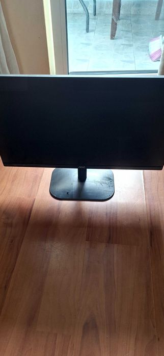 Геймърски компютър с монитор