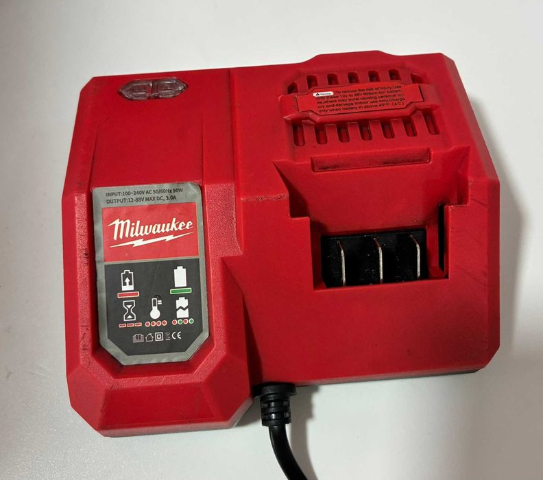 Акумулаторен перфоратор MILWAUKEE M18 с батерия и зарядно