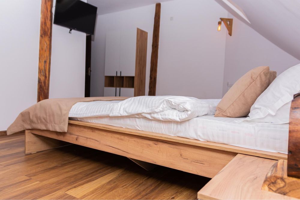 Ultracentral Enescu Apartament decomandat 1 camera privata cu bucatarie comuna utilata
