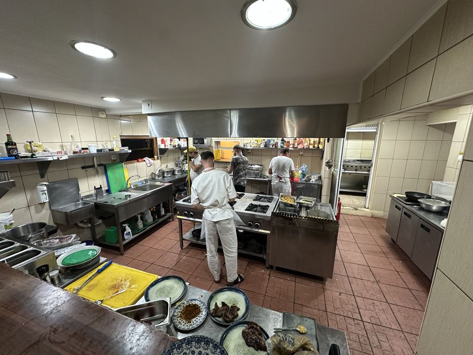 De vanzare afacere la cheie(Restaurant complet utilat + 5 cam.cu bai)