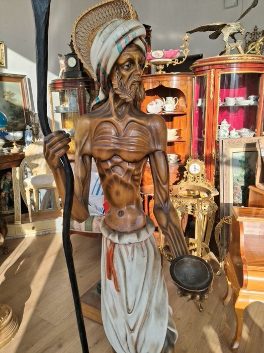 Голяма дървена фигура