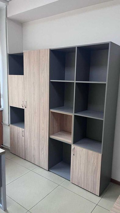 Офисные столы и шкаф