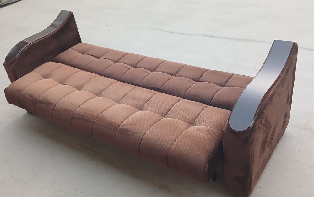 Divan sotiladi..