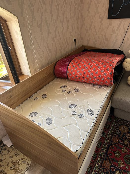 Продается кровать с матрасом и с со столиком
