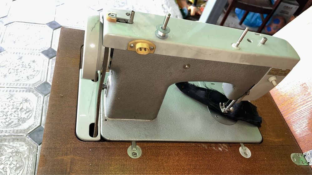 Продам швейную машинку Чайка 142