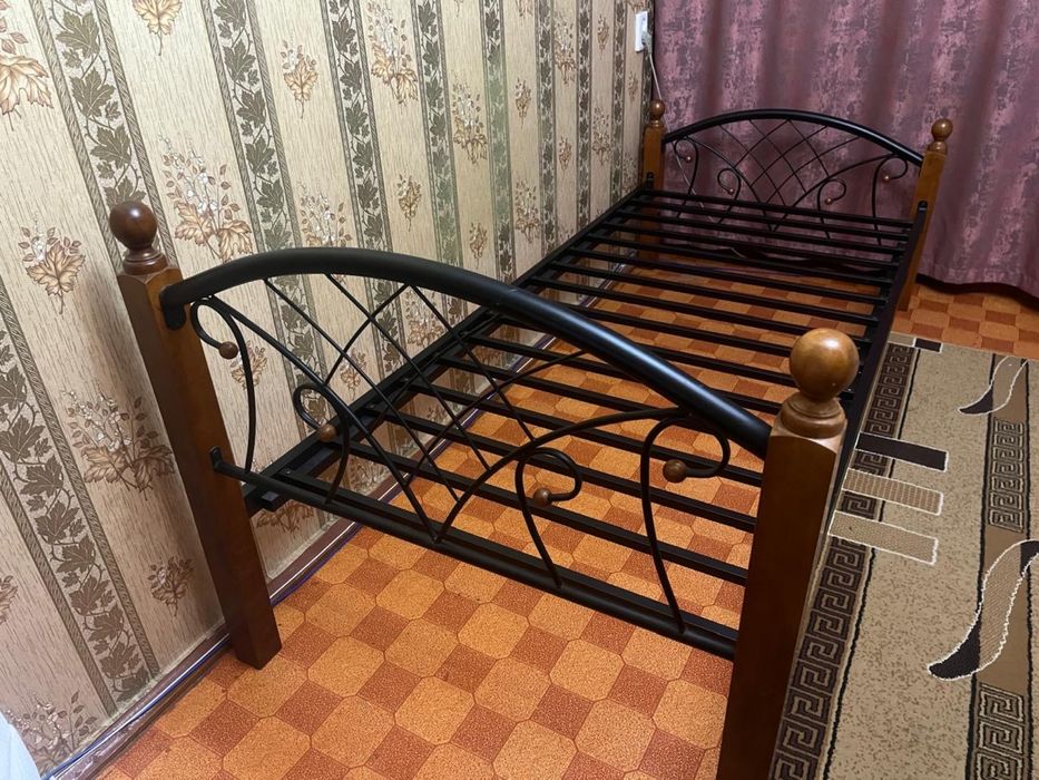 Продам кровать 1м на 90, с матрасом
