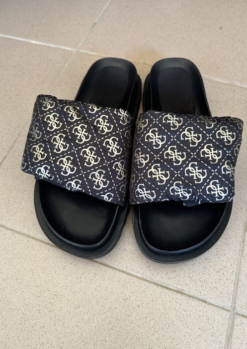 Чехли на марката Guess