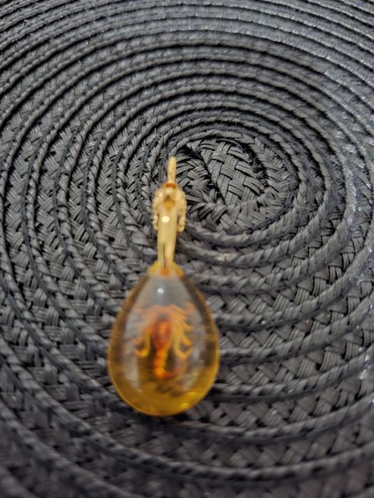 Pandant chihlimbar scorpion lungime 4 cm