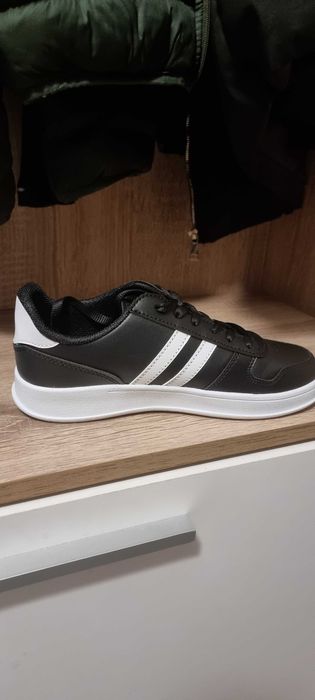 Черни маратонки нови