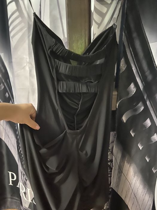 Rochie neagra cu spatele gol