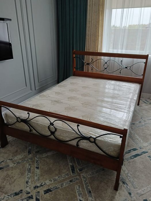 Продаю кровать с матрасом