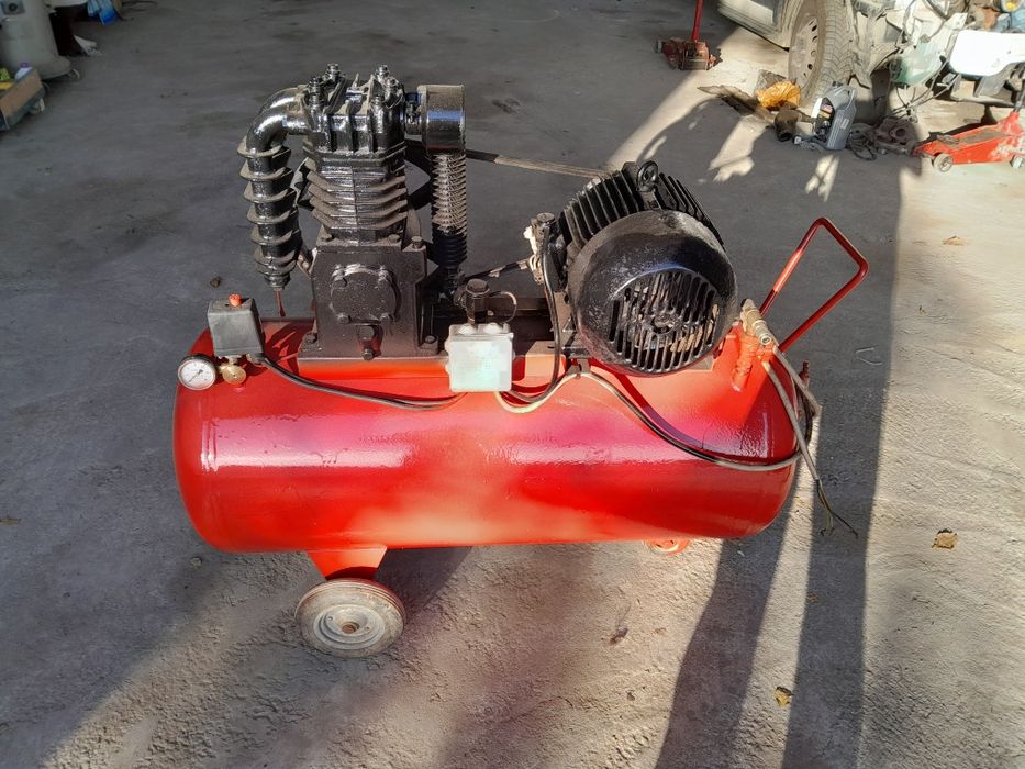 Vând compresor 2.000 de lei